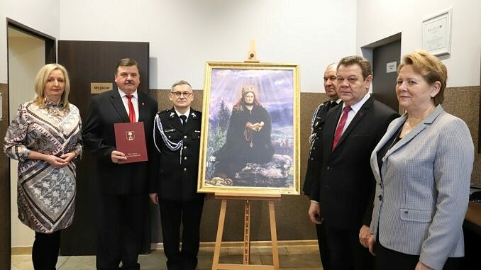 Delegacja gminy Wola Krzysztoporska (wójt, przewodnicząca, strażacy) i władze Rozprzy (wójt przewodnicząca) przy obrazie św. Kingi