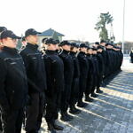 uczniowie klas policyjnych z Bujen w mundurach