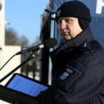 prowadzący policjant przy mikrofonie