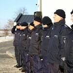 Policjanci przed nowym posterunkiem