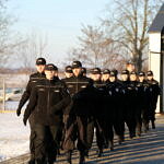 uczniowie klas policyjnych z Bujen w mundurach maszeruj