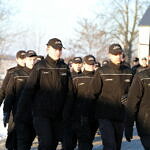 uczniowie klas policyjnych z Bujen w mundurach maszerują