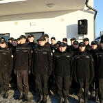 uczniowie klas policyjnych z Bujen w mundurach