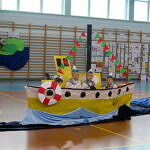Dzieci podczas przedstawienia w żółtej łodzi