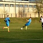 gracze na boisku - na pierwszym planie zawodnicy w niebieskich strojach z LKS Wolanka Wola Krzysztoporska