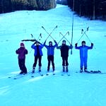 grupa młodzieży z opiekunką na stoku na nartach
