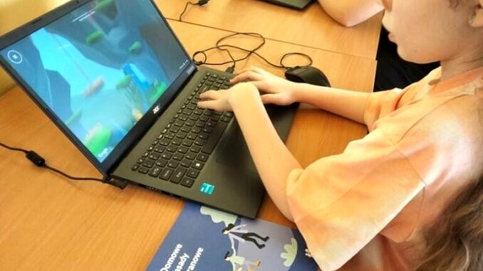 Ręce dziecka przy laptopie