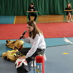 dziewczyna z mikrofonem przy akcesoriach strażackich