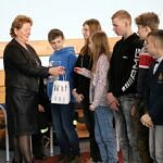 Przewodnicząca Rady Gminy Małgorzata Gniewszewska częstuje dzieci cukierkami