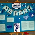 Tablica - wystawa z informacjami o autyzmie