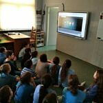 Dzieci oglądające film w projektorze