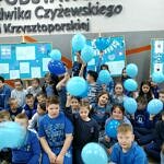 Zdjęcie grupowe - uczniowie ubrani na niebiesko