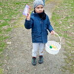 Dzieci podczas poszukiwania jajeczek i słodyczy w parku