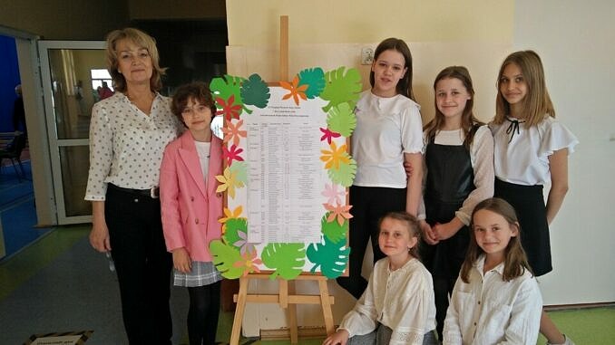 Uczetnicy konkursu z Woli Krzysztoporskiej opiekunką