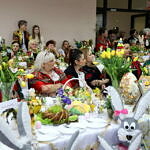 Członkinie KGW przy stołach ze świątecznymi potrawami