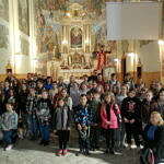 Zdjęcie grupowe uczestników rajdu ww wnętrzu kościoła w Bogdanowie