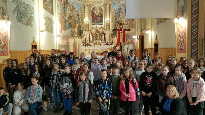Zdjęcie grupowe uczestników rajdu ww wnętrzu kościoła w Bogdanowie