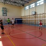 Uczestnicy turnieju podczas gry w badmintona na sali