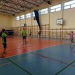 Uczestnicy turnieju podczas gry w badmintona na sali