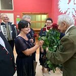 Kombatanci wręczają kwiaty Pasjontakom