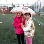dwie dziewczynki pod parasolem
