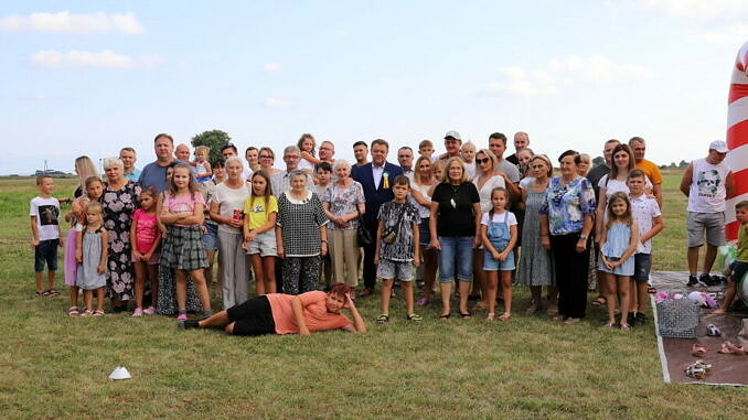 zdjęcie grupowe uczestników pikniku w Gąskach