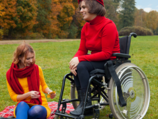 kobieta na wózku inwalidzkim, a druga obok