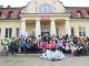 Zdjęcie grupowe dzieci i opiekunów przzed szkołą w Parzniewicach; obok worki ze śmieciami
