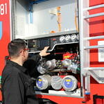 Nowe auto strażackie prezentowane przez druhów OSP