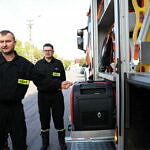 Nowe auto strażackie prezentowane przez druhów OSP