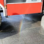 Nowe auto strażackie prezentowane przez druhów OSP woda z naraszacza z efektem tęczy