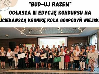 plakat LGD BUD-UJ RAZEM ogłasza konkurs na najciekawszą kronikę KGW - panie stoją z nagrodami