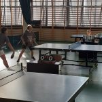 dzieci przy stole tenisowtym podczas gry