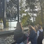 uczniowie sprzątaką teren przy pomniku Obrońców Gór Borowskich