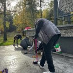 uczniowie sprzątaką teren przy pomniku Obrońców Gór Borowskich