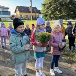 Przedszkolaki z kwiatami przy obelisku w Woli Krzysztoporskiej