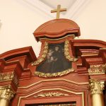 Ołtarz boczny w kościele w Gomulinie - pomalowany na brązowo - przed renowacją, obraz świętego Antoniego
