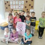 dzieci ubrane na różowo z ulotkami promującymi akcję
