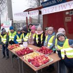 Dzieci z policjantami podczas akcji jabłko - cytryna
