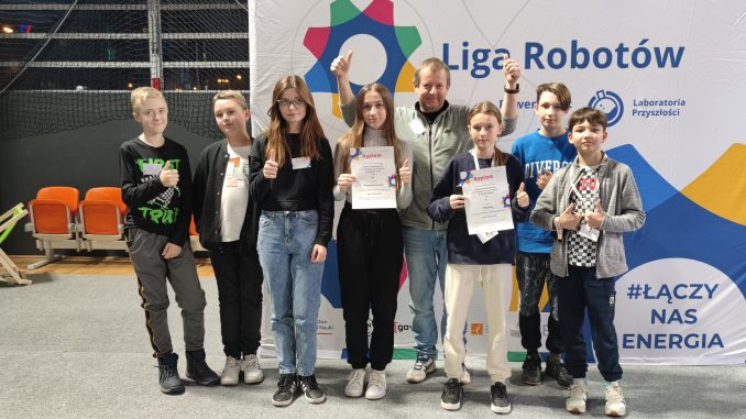 grupas młodzieży z Bogdanowa z opiekunem i dyplomamui w rękach