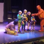 aktorzy i dzieci na scenie