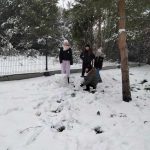 uczestnicy rajdu podczas zabaw na śniegu