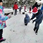 uczestnicy rajdu podczas zabaw na śniegu