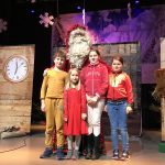 dzieci z Mikołajem na scenie