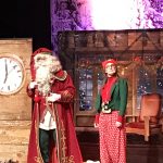 Mikołaj i elf na scenie
