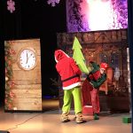 Mikołaj i elf na scenie