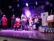 Dzieci, dorośli i Mikolaj na scenie z prezentami