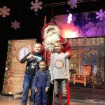 dzieci z Mikołajem na scenie