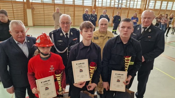 Młodzi strażacy z pucharami i dyplomami