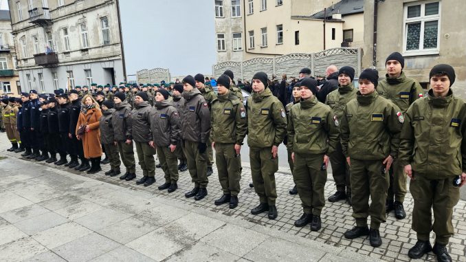 Uczniowie ZS CKZ Bujny w mundurach podczas uroczystości przy ul. Sienkiewicza w Piotrkowie